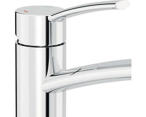 Prim-plan cu un robinet lucios pentru lavoar