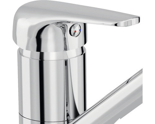 Prim-plan cu robinet de chiuvetă cromat cu manetă