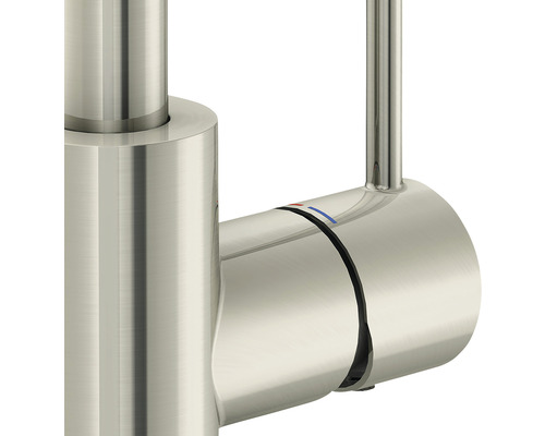 Prim-plan al unei baterii cu o singură manetă pentru o chiuvetă