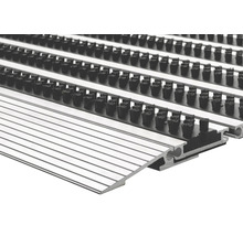 Imagine detaliată a unui covoraș de intrare cu fâșii de perie și profile de aluminiu