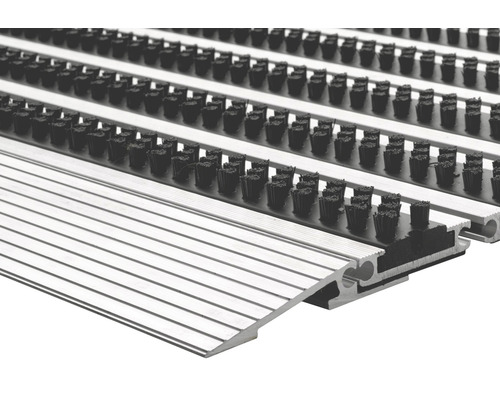 Imagine detaliată a unui covoraș de intrare cu fâșii de perie și profile de aluminiu