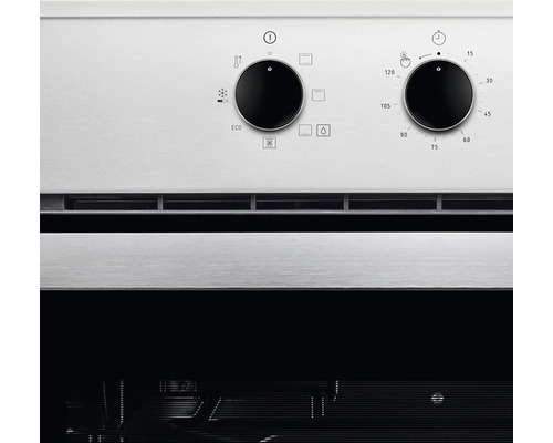 Prim-plan cu un cuptor cu butoane rotative pentru reglarea temperaturii și a temporizatorului