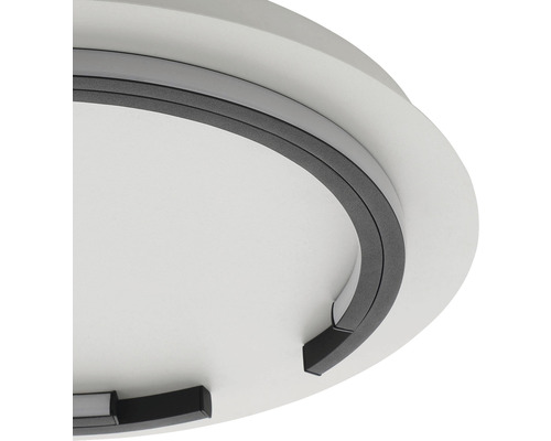 Prim-plan cu o plafonieră rotundă.