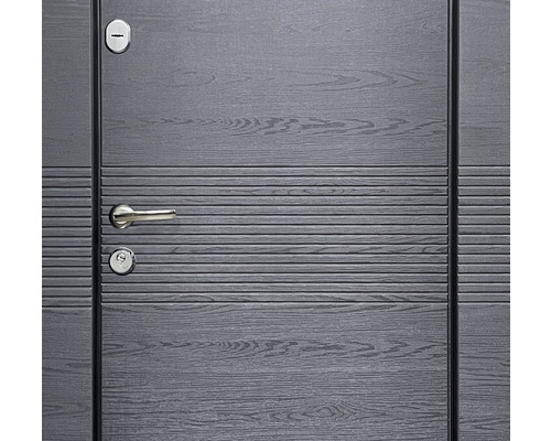 Ușă interioară gri cu caneluri orizontale, mâner și încuietoare