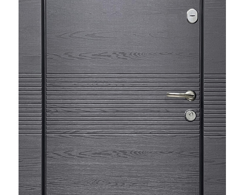 Prim-plan cu o ușă de intrare gri, cu structură orizontală canelată și mâner