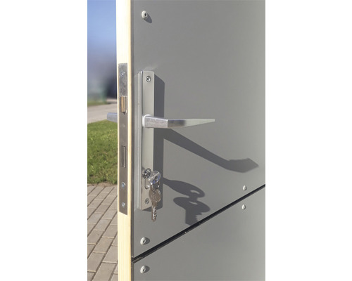 Detaliu ușă cu încuietoare, mâner și chei