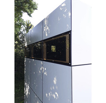 Aspect exterior al unei căsuțe de grădină cu ferestre