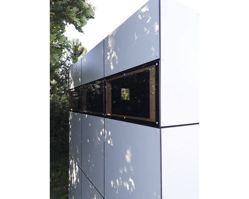 Aspect exterior al unei căsuțe de grădină cu ferestre