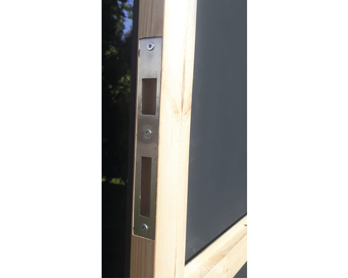 Vizualizare detaliată a unei plăci de închidere montate pe un cadru de lemn