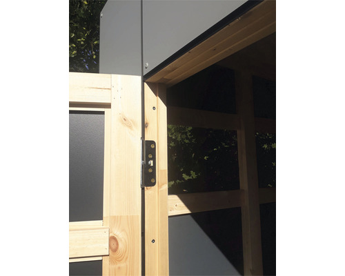 Detalii ale unei uși de lemn cu feronerie și broască