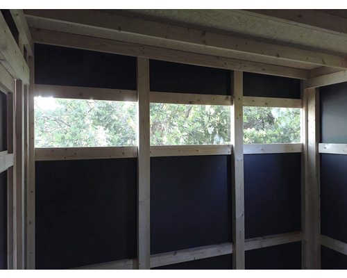 Vedere interioară a unui șopron de lemn cu deschideri pentru ferestre