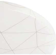 Prim-plan al unei lămpi de tavan cu model geometric