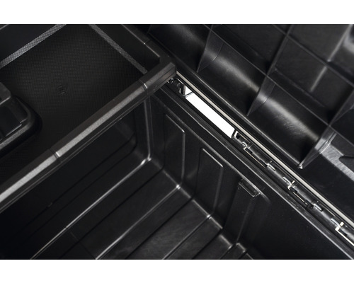 Vedere interioară a unei cutii de scule negre cu compartiment de depozitare.