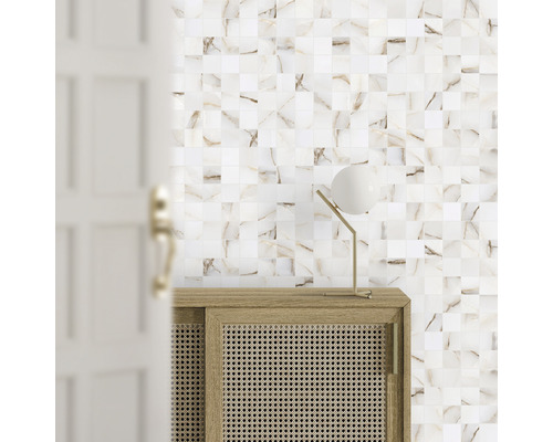 Scenă cu plăci de mozaic pe perete, un dulap din lemn și o lampă.