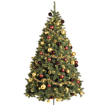 Brad împodobit cu globuri și instalație luminoasă