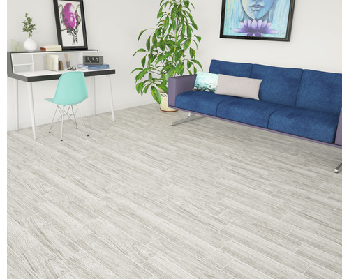 Cameră de zi cu podea aspect lemn, canapea, birou și plantă