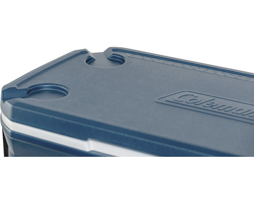 Logo Coleman pe o cutie frigorifică cu suporturi pentru pahare