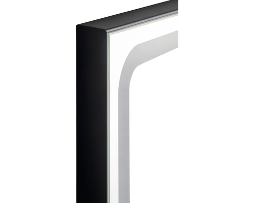 Prim-plan cu o oglindă cu ramă neagră