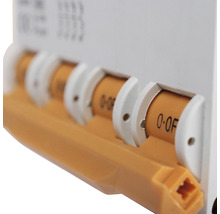 Prim-plan cu un întrerupător automat pentru protecție electrică.