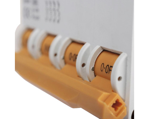 Prim-plan cu un întrerupător automat pentru protecție electrică.