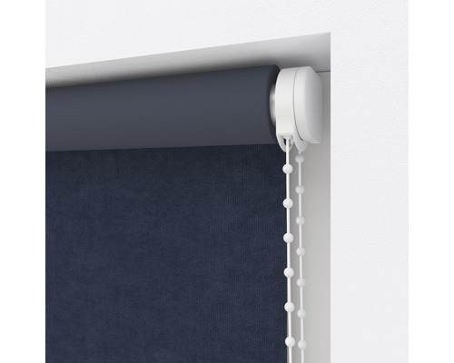 Rulou albastru închis cu lanț la fereastră