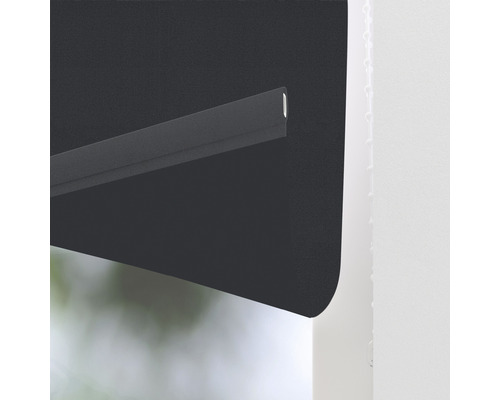 Prim-plan cu o rulou neagră pe o fereastră