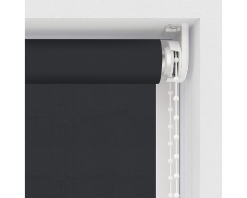 Rulou neagră cu lanț la fereastră