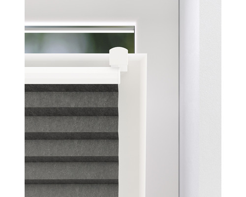 Prim-plan cu un jaluzele plisate gri pe fereastră