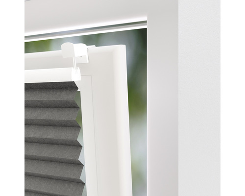 Detaliu al unui decor de fereastră cu plisă și ramă de fereastră