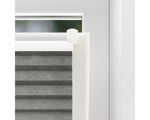 Imagine detaliată cu o draperie plisată gri la o fereastră