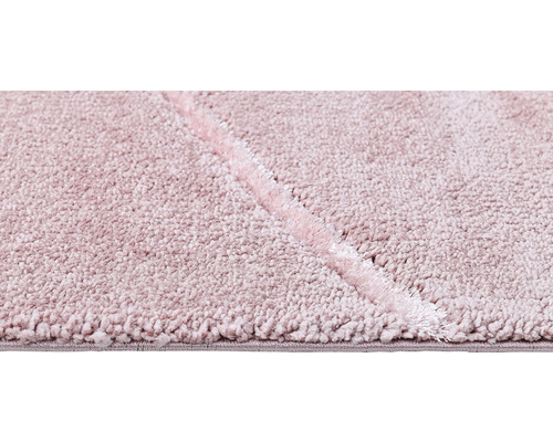 Imagine detaliată a unui covor cu model geometric