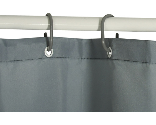Cortină de duș gri cu inele de perdea de duș gri pe o bară albă