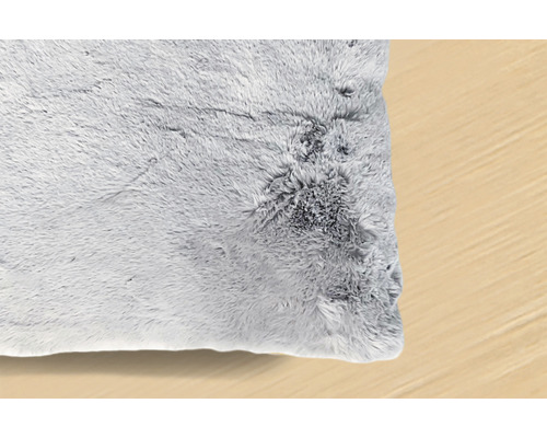 Pernă gri cu textură de blană