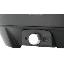 Vizualizare detaliată a unui buton rotativ și a unui port USB