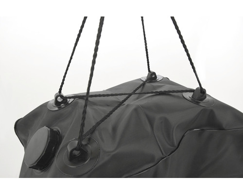 Prim-plan cu sac de duș solar cu suspensie