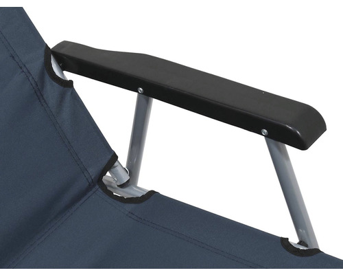 Prim-plan cu un scaun de camping cu braț din plastic și tapițerie din material textil