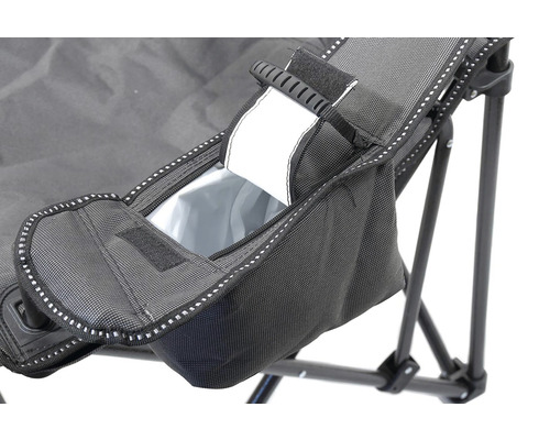 Prim-plan cu un scaun de camping cu suport pentru băuturi.