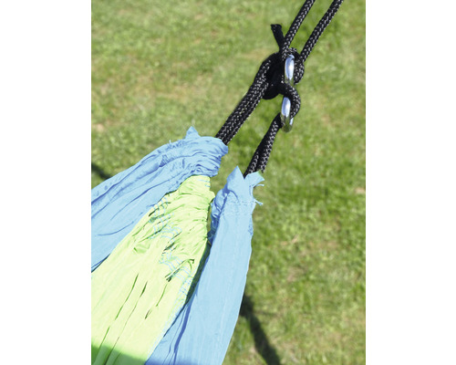 Prim-plan cu suspensia unui hamac cu frânghie și inele metalice