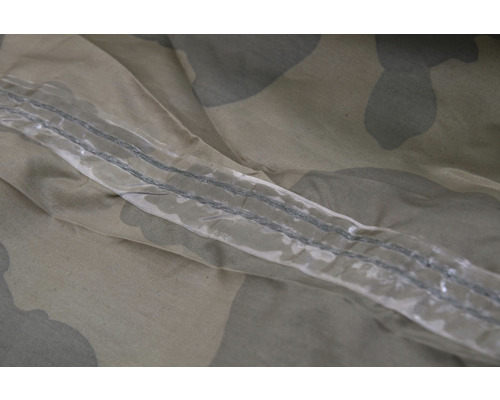 Imagine detaliată a cusăturii unui cort cu model de camuflaj și etanșare impermeabilă