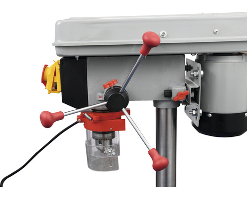 Imagine detaliată a unei mașini de găurit cu coloană cu mandrină, mânere și întrerupător de siguranță