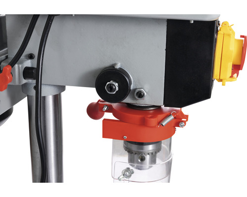 Prim-plan cu o mașină de găurit cu coloană, cu mandrină și regulator de viteză