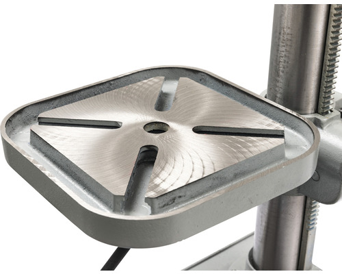 Prim-plan cu masă de mașină a unei mașini de găurit cu coloană cu scobituri