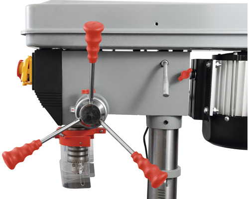 Detaliu al unei mașini de găurit cu coloană cu elemente de control