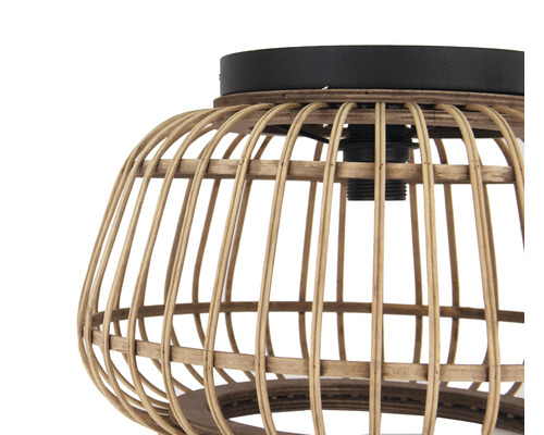 Prim-plan cu o plafonieră cu abajur din bețe de bambus