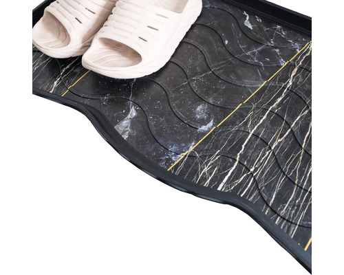 Tăviță pentru pantofi cu aspect de marmură și papuci pe ea
