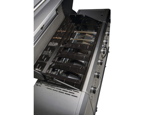 Vedere interioară a unui grătar cu gaz cu capac deschis, grătare și arzător