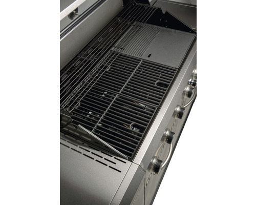 Interiorul unui grătar pe gaz cu grătar și plită