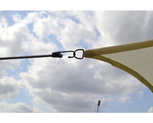 Prim-plan cu o pânză de umbrire cu cablu de tensionare și elemente de fixare pe un fundal de cer albastru
