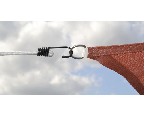 Prim-plan cu o pânză de umbrire cu cablu, cârlig de tensionare și inel de fixare.