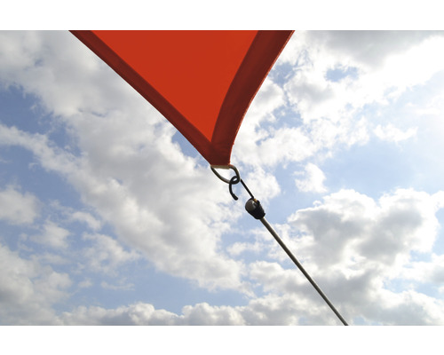 Prim-plan al unei pânze de umbrire cu elemente de fixare pe un cer albastru